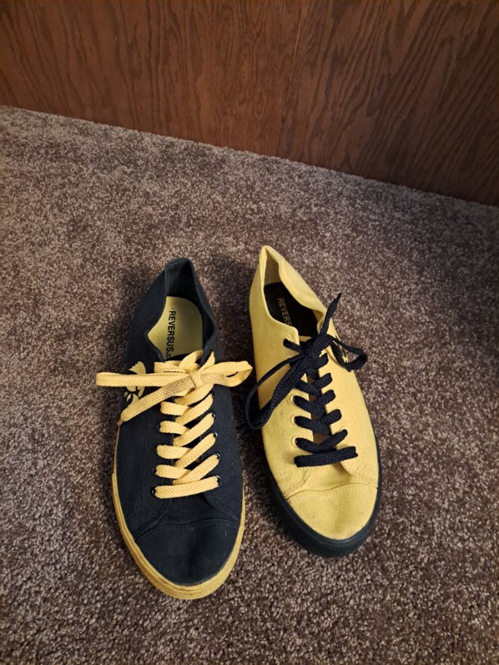 R R REVERSUS Unisex Canvas "IOWA HAWKEYES" 2 Different Colored Shoes - Picture 2 of 11
